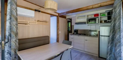Cuisine et salle à manger dans le cottage Premium 2 chambres, Camping Paradis Les 2 Îles