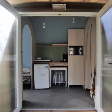 Intérieur du cottage Coco Sweet 2 chambres sans sanitaires, Family's Camping Le Savoy
