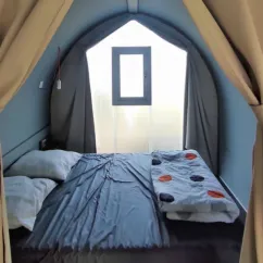 Camping Le Savoy - Chambre avec lit double et rideau