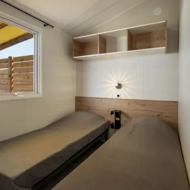 Chambre double dans MH Confort + 3CH – 6P - Camping Paradis Les 2 Îles