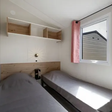 MH Confort + 3CH – 6P - Camping Paradis Les 2 Îles : chambre avec lits