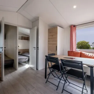 MH Confort + 3CH – 6P - Camping Paradis Les 2 Îles : salle à manger et cuisine
