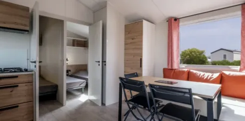 MH Confort + 3CH – 6P - Camping Paradis Les 2 Îles : salle à manger et cuisine