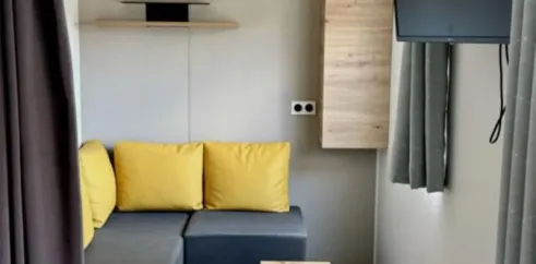 Salle de séjour avec canapé et télévision - Paradis Family des Issoux