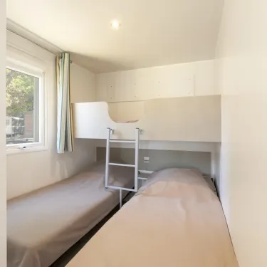 MH Classique 2CH - 4P - Camping Paradis Albret, chambre avec lits superposés