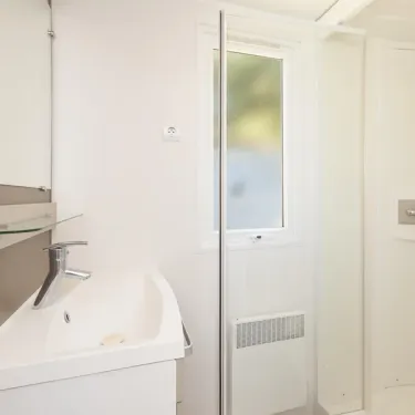 Salle de bain de l'accommodations MH Classique 2CH - 4P - Camping Paradis Albret