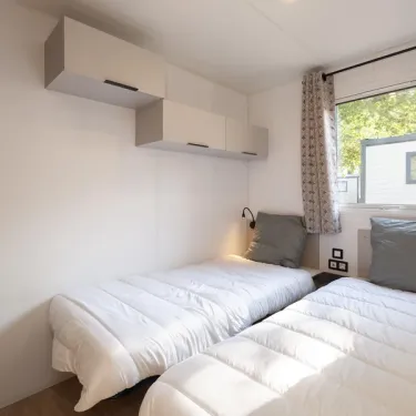 Chambre avec deux lits simples de l'MH Confort+ 2CH – 4P - Camping Paradis Albret
