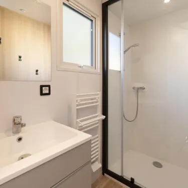 Salle de bain moderne MH Confort+ 4P Camping Paradis Albret