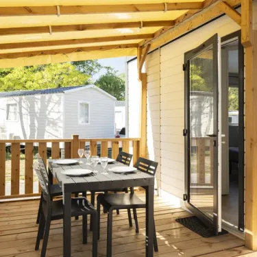 Terrasse avec table et chaises MH Confort+ 4P Camping Paradis Albret