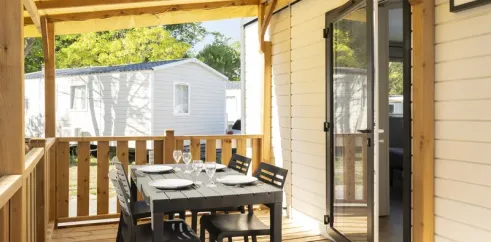 Terrasse avec table et chaises MH Confort+ 4P Camping Paradis Albret