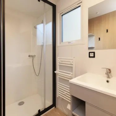 Salle de bain moderne MH Confort+ 3CH – 6P - Camping Paradis Albret