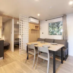 Salon et salle à manger MH Confort+ 3CH – 6P - Camping Paradis Albret