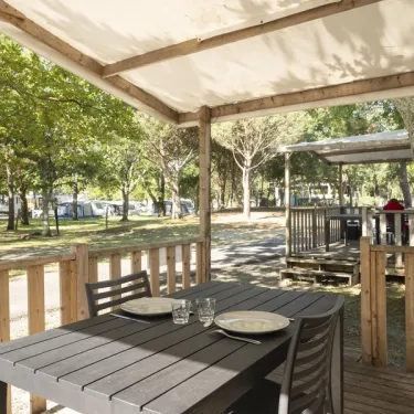 MH Classique 2P - Camping Paradis Albret : table extérieure sur terrasse bois