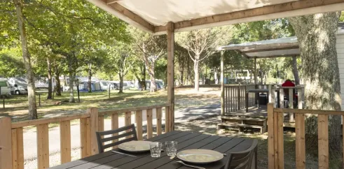 MH Classique 2P - Camping Paradis Albret : table extérieure sur terrasse bois