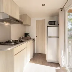 Cuisine du mobil-home MH Premium 2CH – 4P - Camping Paradis Albret, réfrigérateur et four