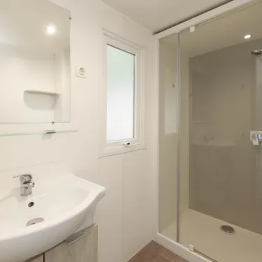 Salle de bain avec douche et lavabo - MH Premium 2CH – 4P - Camping Paradis Albret
