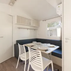 Coin repas avec table et chaises - MH Premium 2CH – 4P - Camping Paradis Albret