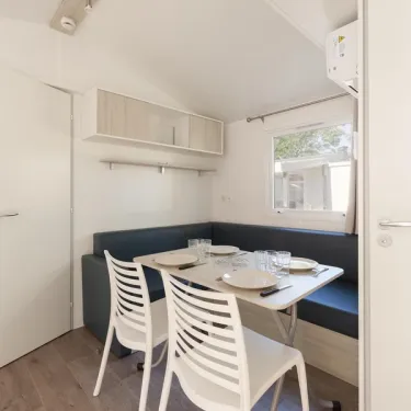 Coin repas avec table et chaises - MH Premium 2CH – 4P - Camping Paradis Albret