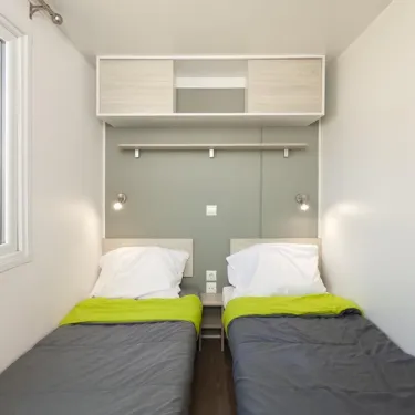 Chambre double avec lits, rangements et lumières - MH Premium 4CH - Camping Paradis Albret