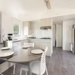 MH Premium 4CH – 8P - Camping Paradis Albret : cuisine et salle à manger