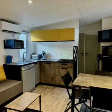 Mobil Home Premium 4 Chambres 8 Personnes - Paradis Family des Issoux : cuisine et salle à manger