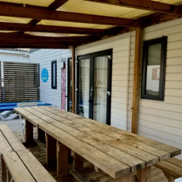 Mobil Home Premium 4 Chambres 8 Personnes - Paradis Family des Issoux : terrasse en bois