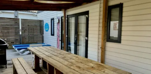 Mobil Home Premium 4 Chambres 8 Personnes - Paradis Family des Issoux : terrasse en bois