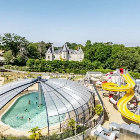 Piscine couverte avec château en arrière-plan, Camping Château la Forêt