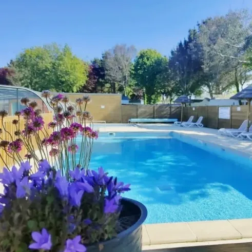 Piscine entourée de fleurs, Camping Les Hauts de Port Blanc