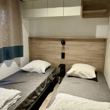 Chambre avec deux lits simples dans le Mobil Home Paradis Luxe Jacuzzi