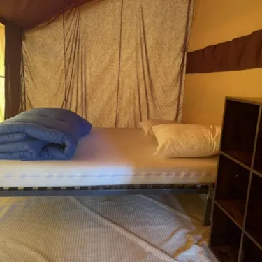 Tente Indiana 2 Chambres 4 Personnes Sans Sanitaires - Paradis Family des Issoux avec lit et étagère