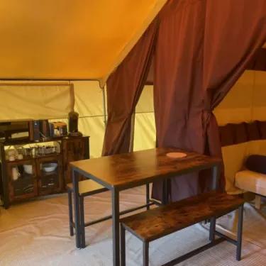 Intérieur tente Indiana 2 chambres 4 personnes sans sanitaires Paradis Family des Issoux