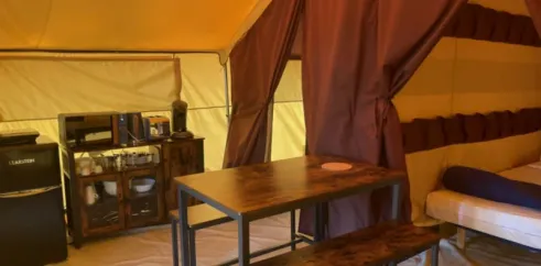 Intérieur tente Indiana 2 chambres 4 personnes sans sanitaires Paradis Family des Issoux