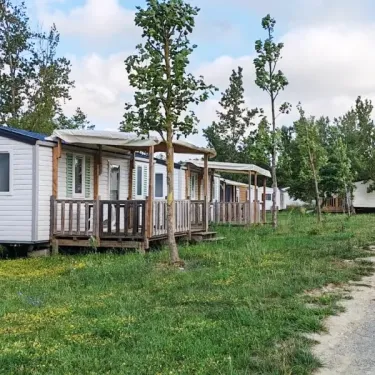 Villas mobiles alignées dans le parc du Camping aux 4 vues
