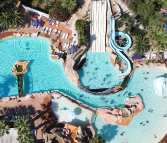 Piscine aquatique avec toboggans au Camping Les Sables d'Or Pirates World