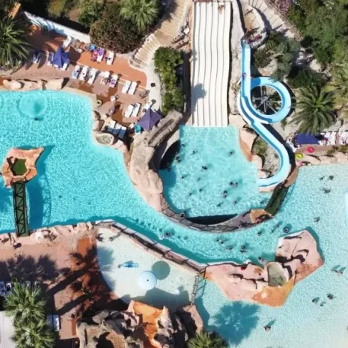 Piscine aquatique avec toboggans au Camping Les Sables d'Or Pirates World