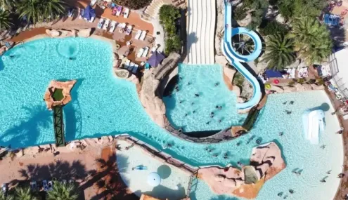 Piscine aquatique avec toboggans au Camping Les Sables d'Or Pirates World