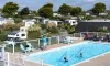 Enfants jouant dans la piscine au Camping Paradis La Baie de Ploemeur