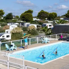 Enfants jouant dans la piscine au Camping Paradis La Baie de Ploemeur