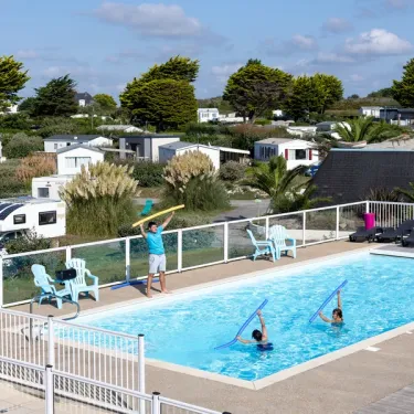 Enfants jouant dans la piscine au Camping Paradis La Baie de Ploemeur