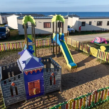 Parc d'attractions pour enfants au Camping Paradis La Baie de Ploemeur