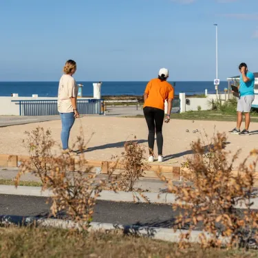 Personnes marchant près de la plage au Camping Paradis La Baie de Ploemeur