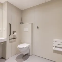Salle de bains accessible pour MH Confort+ PMR - Camping Paradis la Baie de Ploemeur
