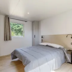 Chambre avec lit double et vue sur les arbres - MH Confort+ PMR - Camping Paradis la Baie de Ploemeur