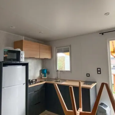 Cuisine de l'MH Confort+ 2Ch - 4P (Sam) - Camping Paradis la Baie de Ploemeur