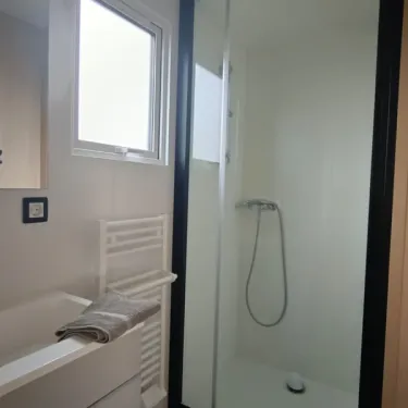 Salle de bain avec douche vitrée et lavabo - MH Confort+ 2Ch - 4P (Sam) - Camping Paradis la Baie de Ploemeur