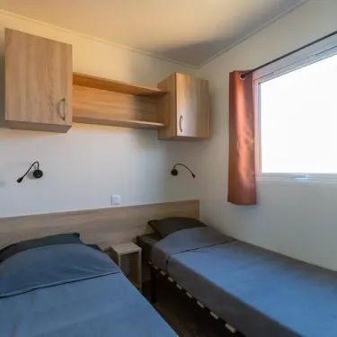 MH Premium 3CH – 6P, Camping Paradis la Baie de Ploemeur, chambre avec deux lits et placards