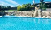 Piscine avec toboggan en pierre au Camping Mer et Camargue