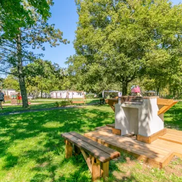 Table de barbecue en extérieur avec banc en bois au Camping Bel Air Village le Brabois