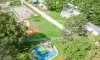 Parc d'attractions pour enfants avec toboggan et piscine dans le camping